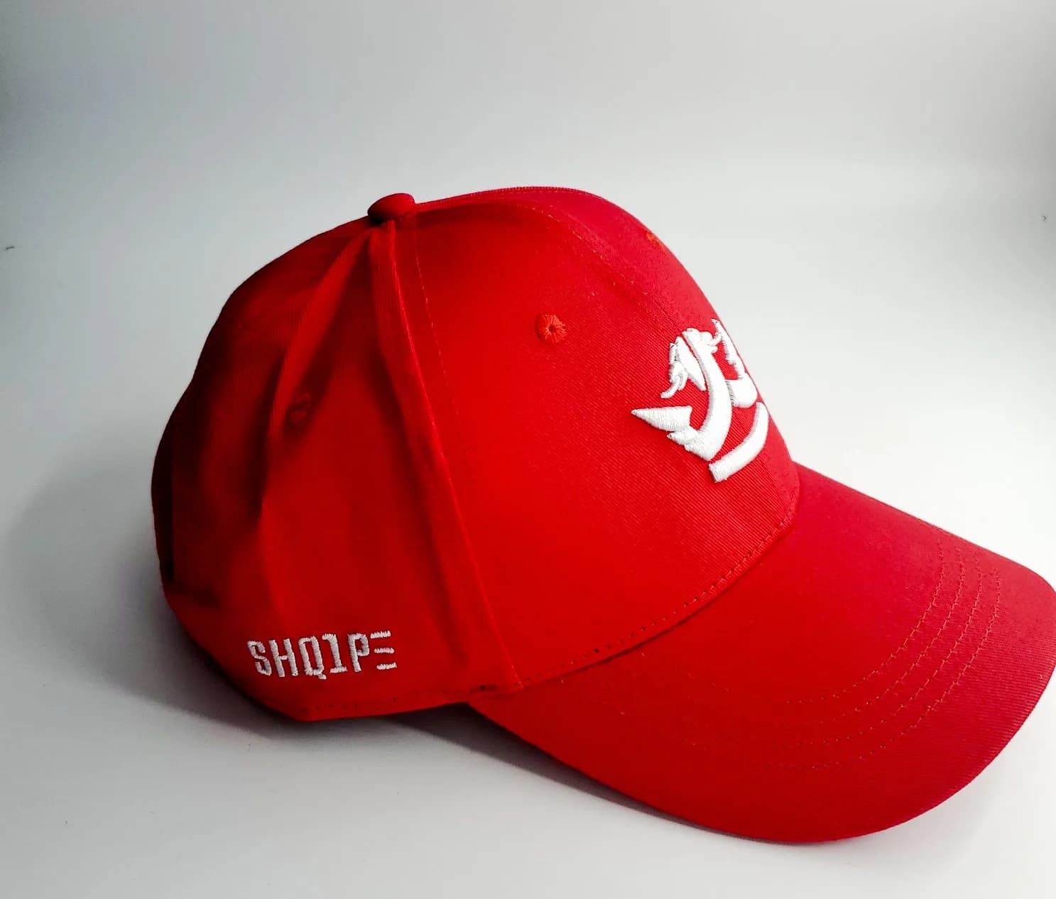 Red baseball cap with the white Shq1pe crown logo